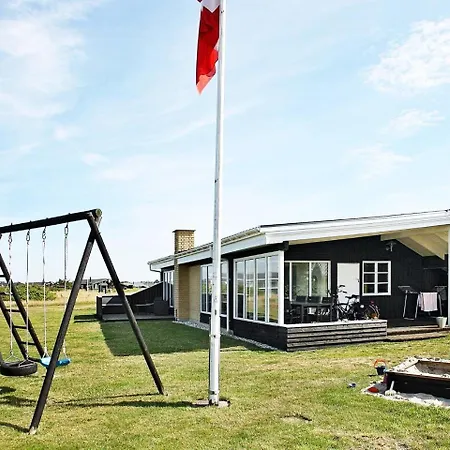 Three-bedroom Holiday In 2 Løkken