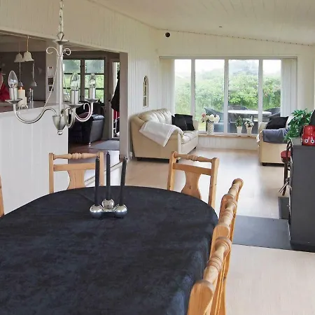 Three-bedroom Holiday In 2 *